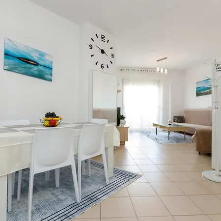 Gus Apartment *