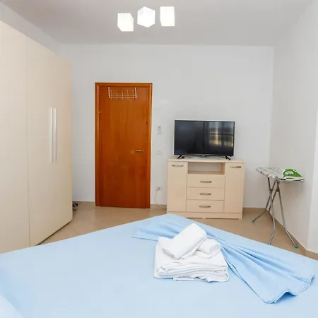 Gus شقة فلورا