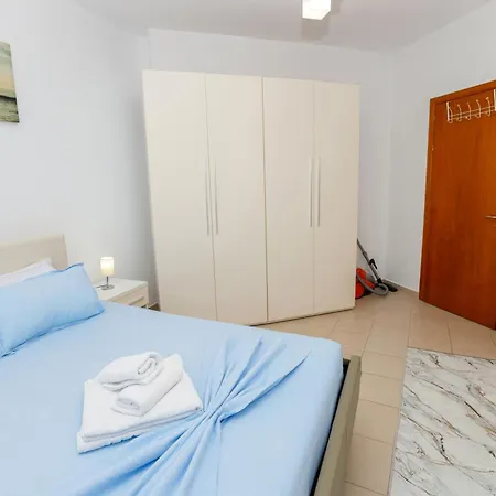 Gus Apartment